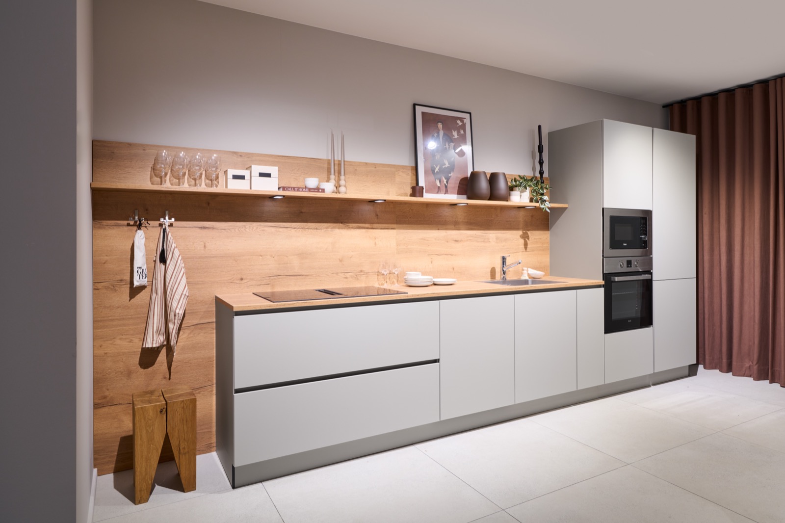 Häcker Küche in Steinbeige mit seidenmatten Fronten