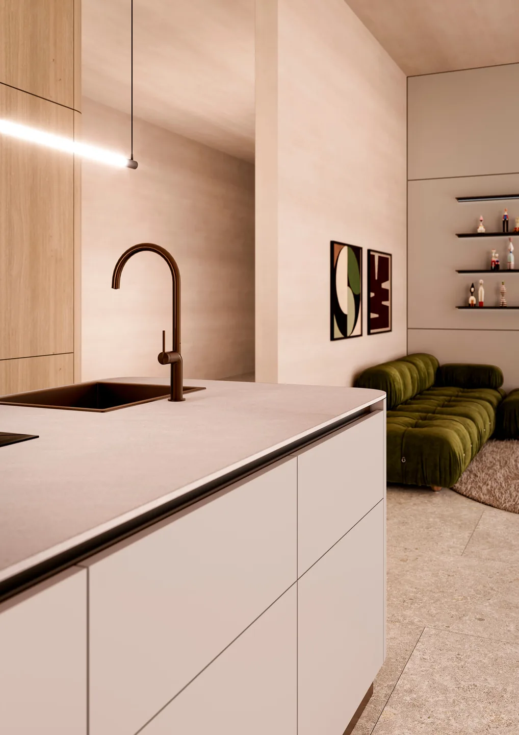 Helle LEICHT Kochinsel mit Bronze-Armatur, Eichenhochschrank und grünem Sofa im Hintergrund