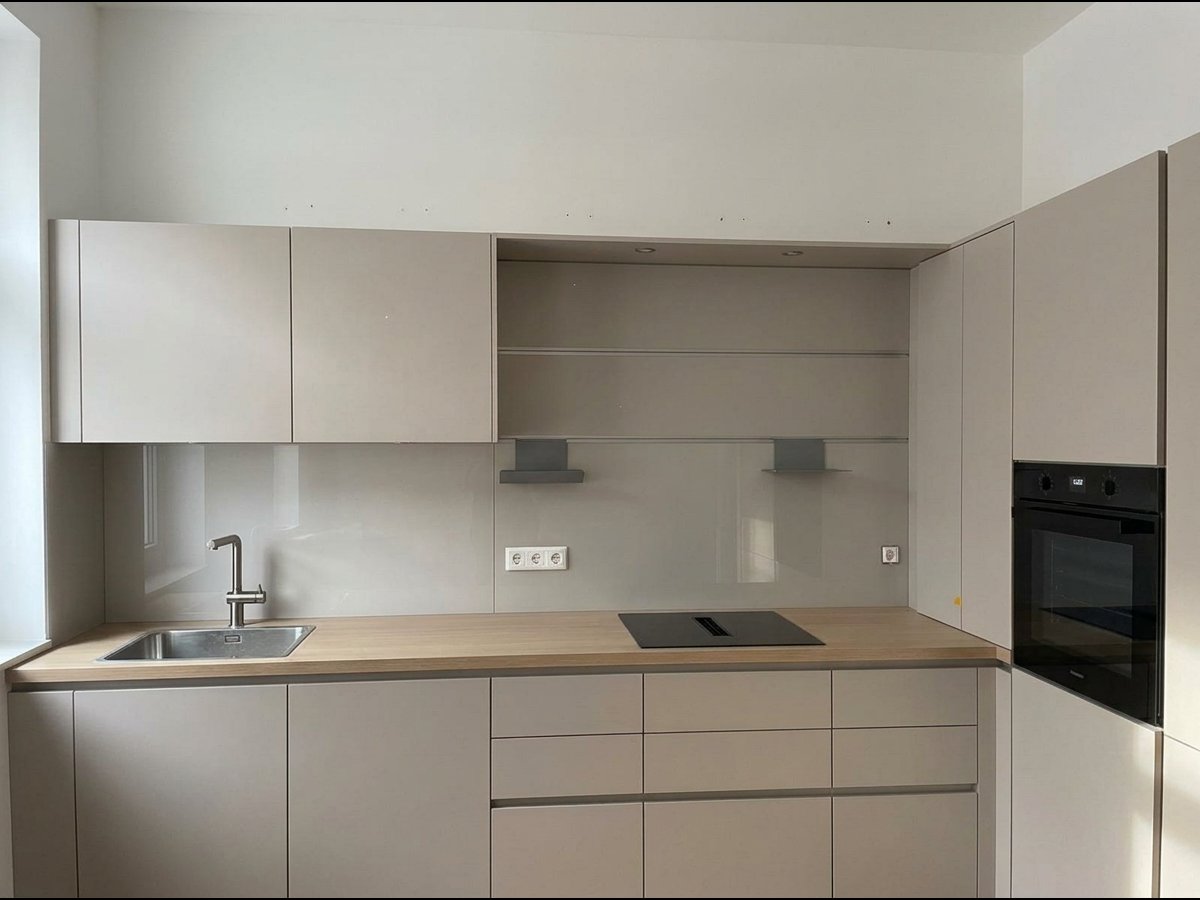 Küche in Greige mit offener Nische, Kochfeld und Backofen im Hochschrank