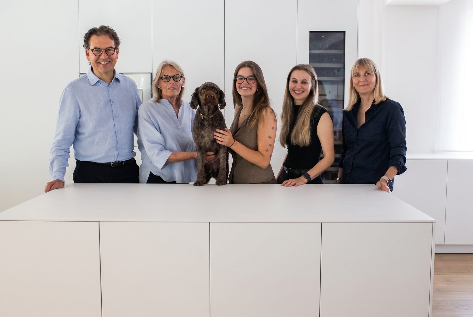 Das Team von Küche & Feuer mit Bürohund im Küchenstudio in Bremen-Schwachhausen