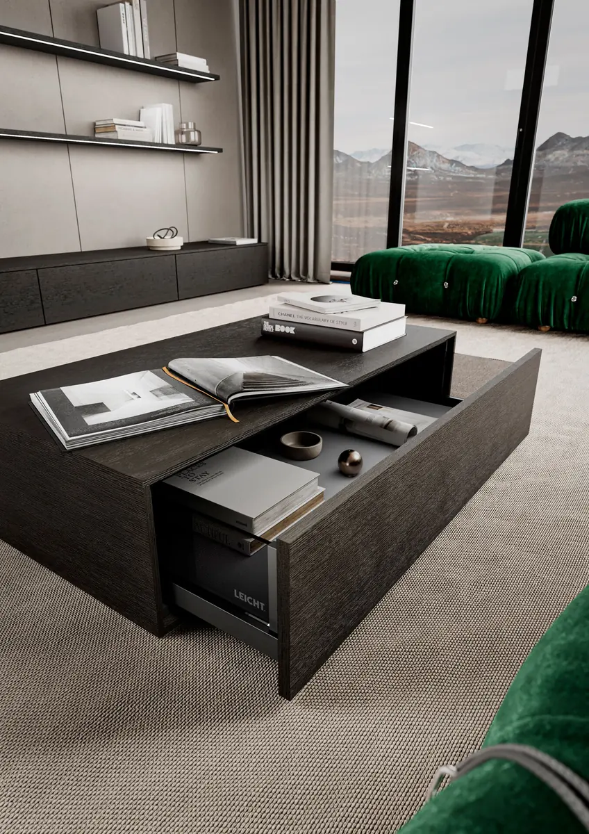 Couchtisch aus dunklem Holz mit ausgezogener Schublade, dahinter ein grünes Sofa vor einem Panoramafenster