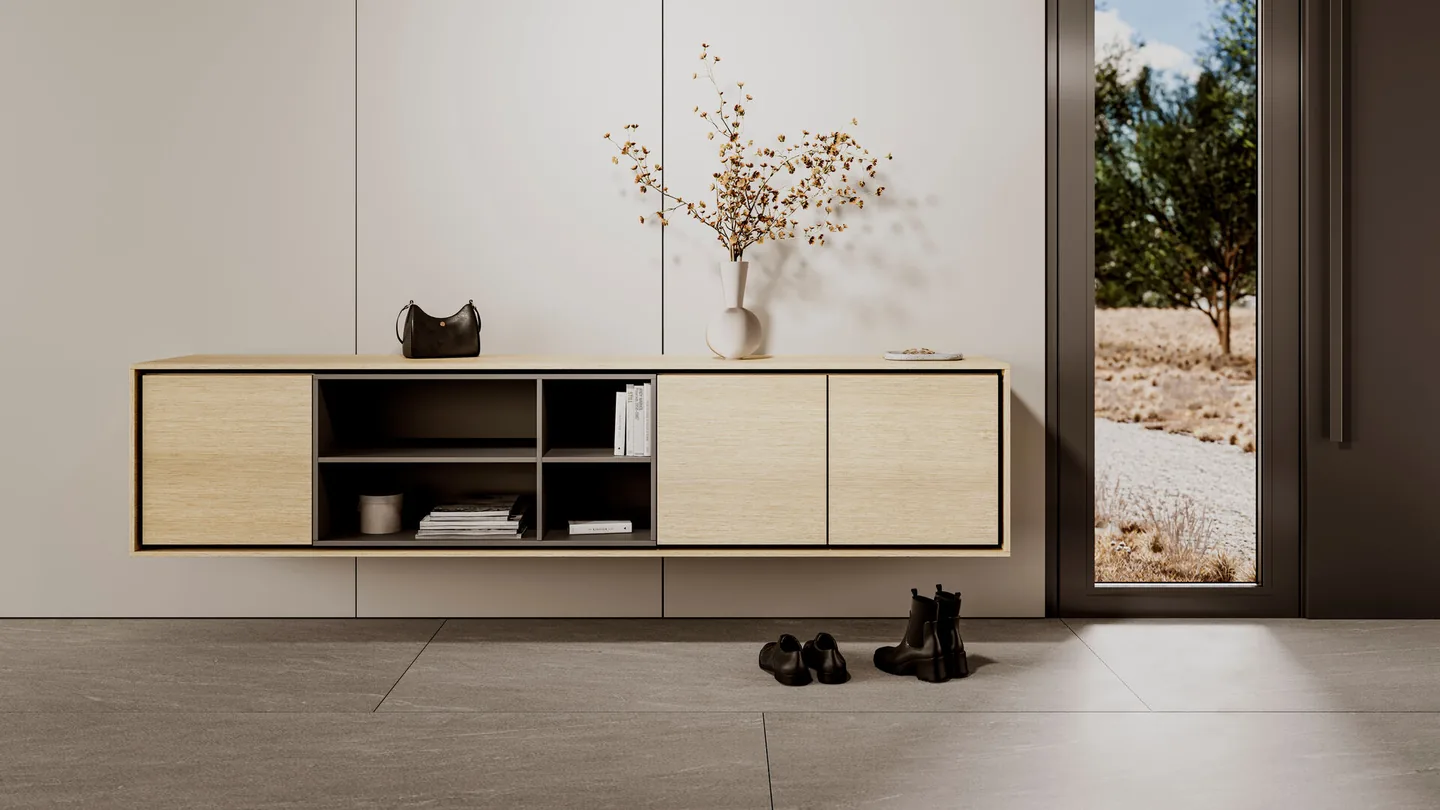 Schwebendes Sideboard in heller Eiche mit offenen Fächern und geschlossenen Klappen vor einer Fensterfront